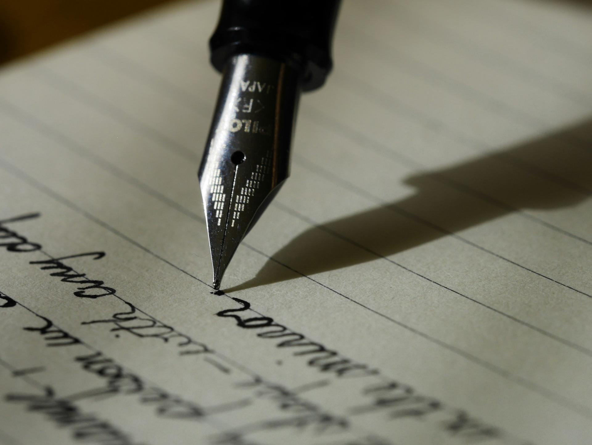 Pluma estilográfica escribiendo