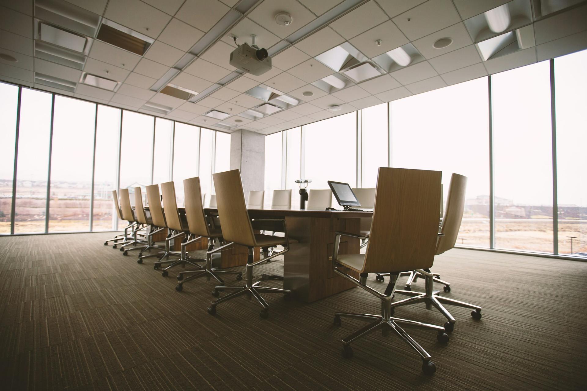 Sala de reuniones con luz natural