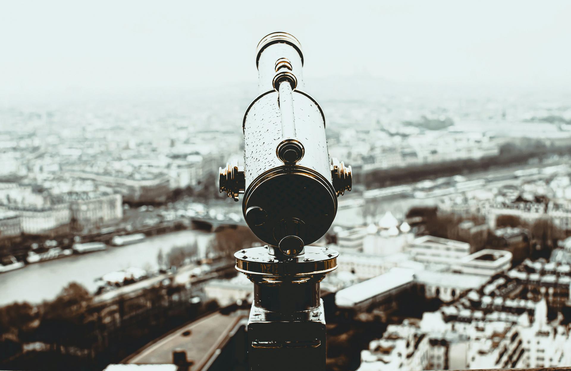 Catalejo con vistas a una ciudad