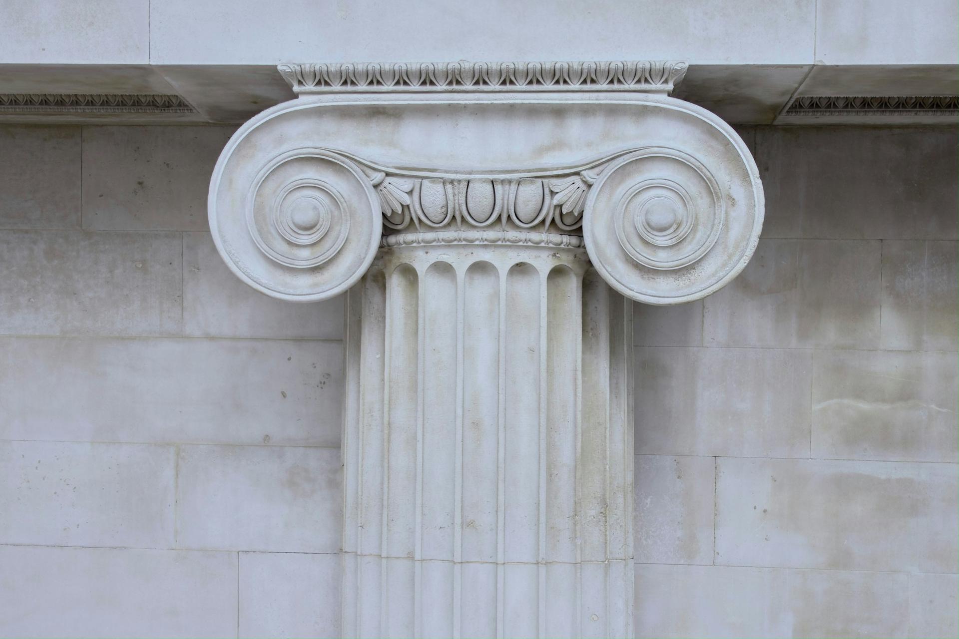 Capitel jónico de una columna de mármol